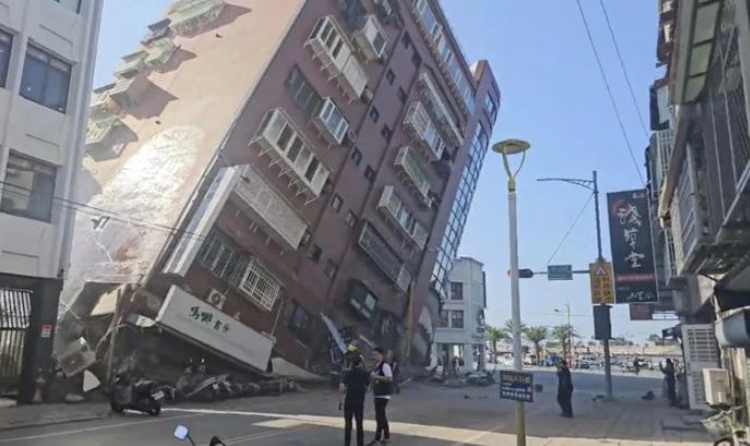 Massive earthquakes collapsing buildings and causing landslides in Taiwan 4
