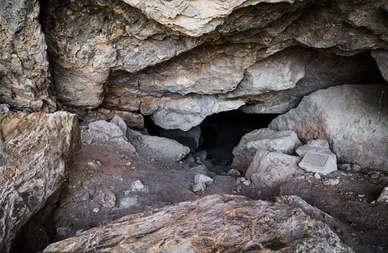 Archaeologists stunned after discovering giant skeletons of humans long lost in Nevada caves 2