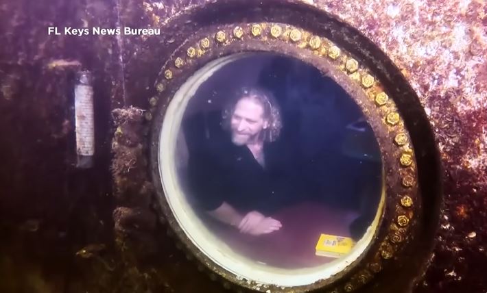 Man breaks record living 100 days living underwater, made him 'younger' by 20 years 1