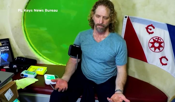 Man breaks record living 100 days living underwater, made him 'younger' by 20 years 2