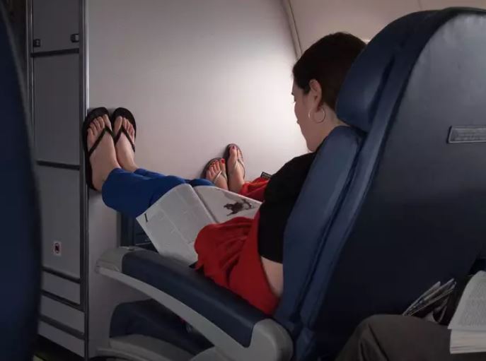People are just realizing why you should never wear flip-flops during a flight 3