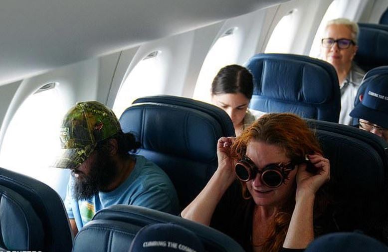 Passengers desperate after spending $1,150 on special 'eclipse flight' without seeing it 3