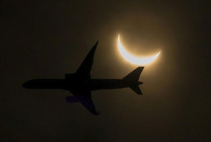 Passengers desperate after spending $1,150 on special 'eclipse flight' without seeing it 5