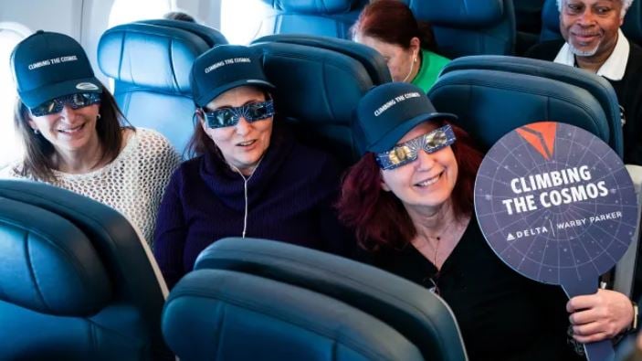 Passengers desperate after spending $1,150 on special 'eclipse flight' without seeing it 2