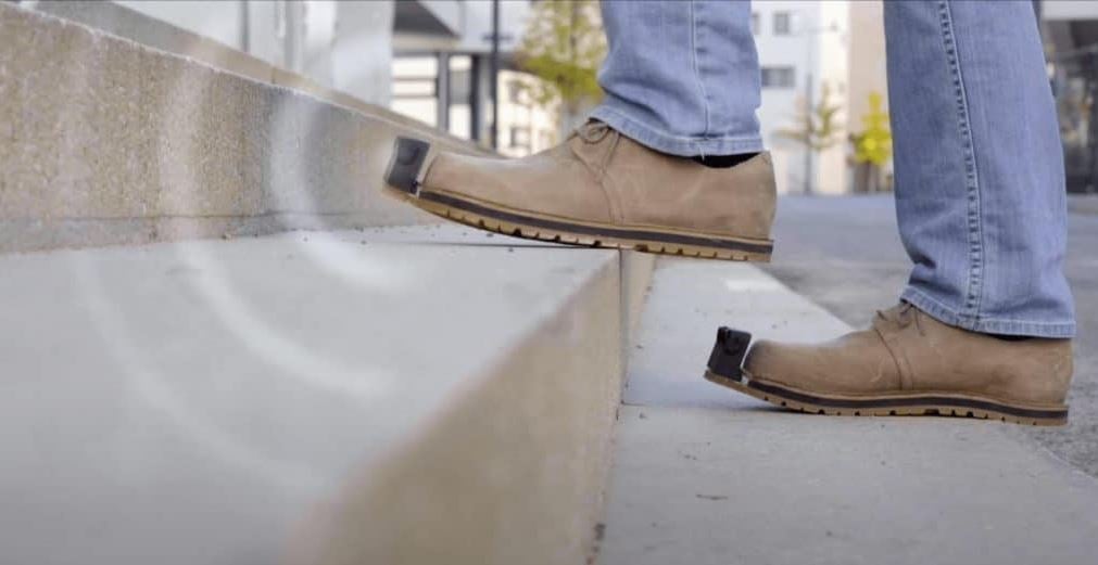 Intelligent shoe helps blind people with ultrasonic sensors to avoid obstacles 5