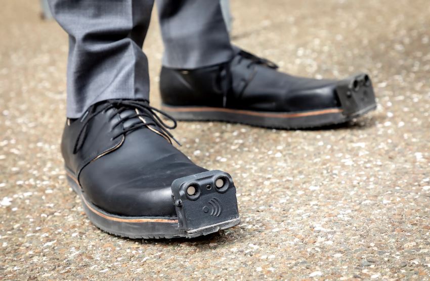 Intelligent shoe helps blind people with ultrasonic sensors to avoid obstacles 4