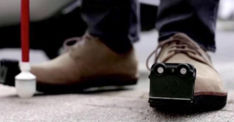 Intelligent shoe helps blind people with ultrasonic sensors to avoid obstacles 2