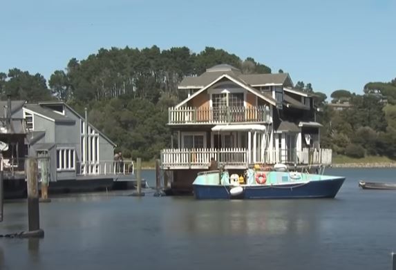 Mystery surrounds a floating two-story house in San Francisco Bay. Image Credits: NBC Bay Area/Youtube