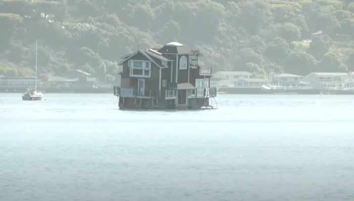 Mystery surrounds floating house in San Francisco Bay for at least three days 2