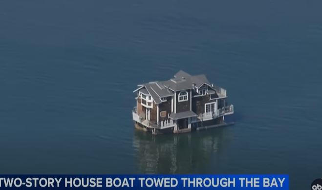 The floating house in San Francisco Bay for at least three days, leaving viewers stunned.