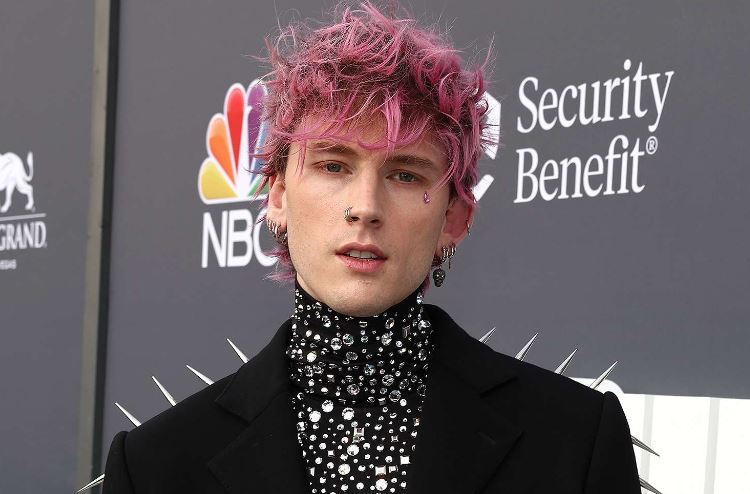 Machine Gun Kelly's remarkable response when asked to criticize Taylor Swift 4