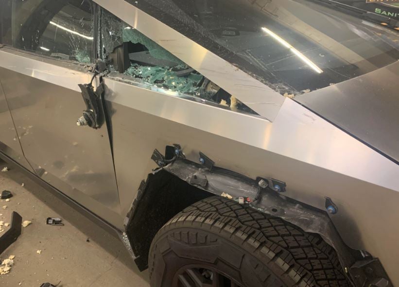 Tesla Cybertruck gets smashed by Semi-Truck Traile, leaving everyone stunned by its intact condition 4