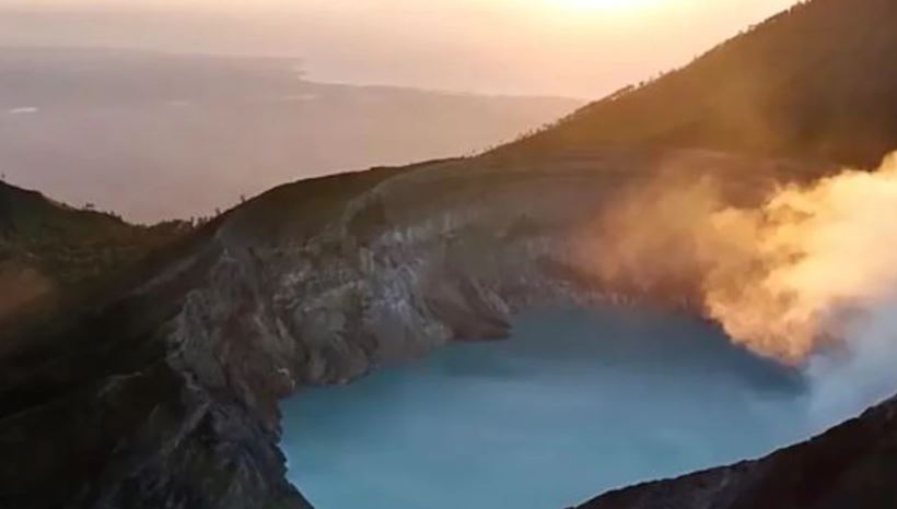 Tourist dies after falling into active volcano crater while posing for a photo 2