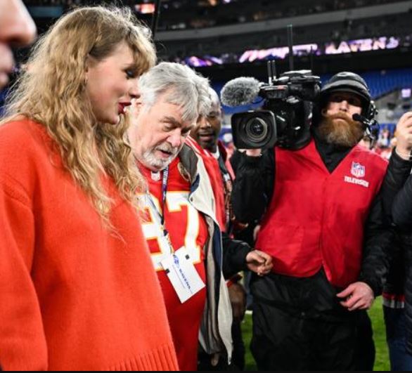 Travis Kelce's Dad responds to conspiracy theory about Taylor Swift 5