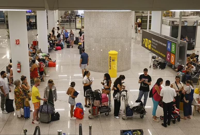 Woman suffers anaphylactic shock after drinking coffee filled with insects at airport 1