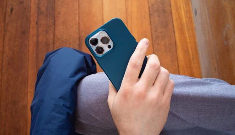 Why do many people not use a phone case on their smartphone? 7