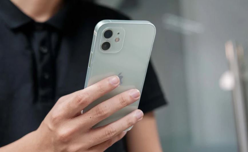 Why do many people not use a phone case on their smartphone? 1