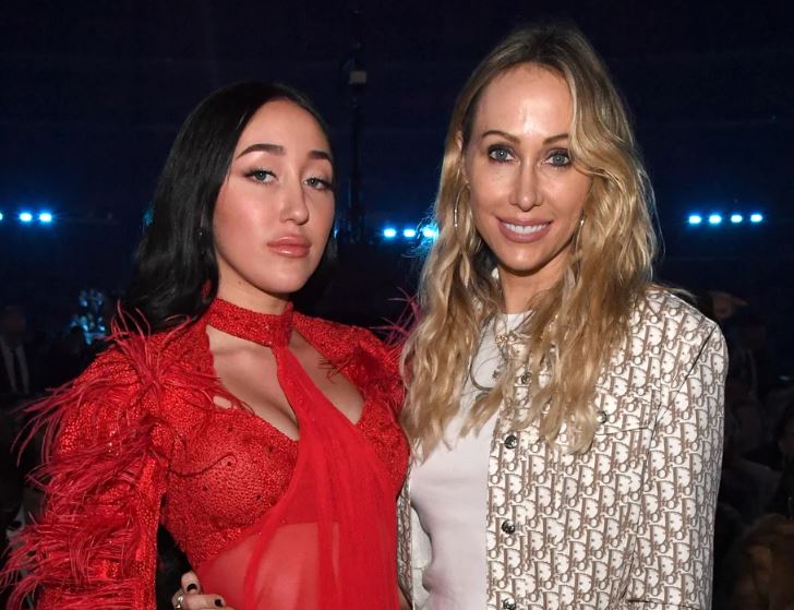  Noah Cyrus responds to rumors of 'love triangle' with mom Tish and Dominic Purcell 3