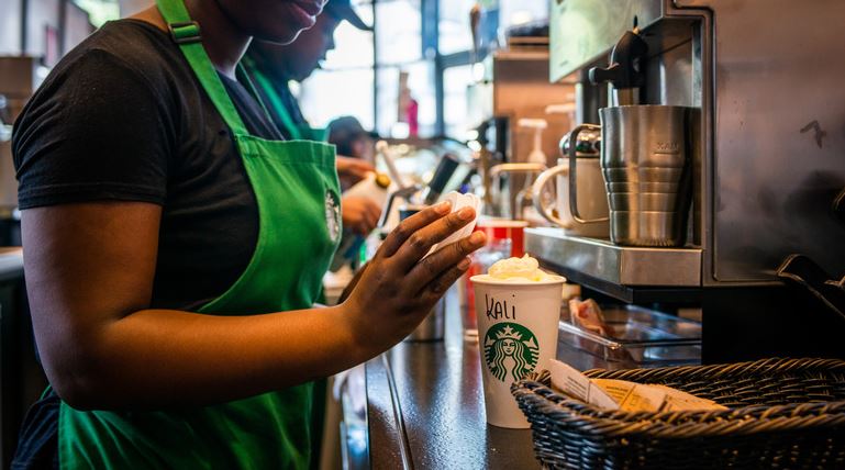 Starbucks barista breaks down after receiving huge tip with sweet note 6