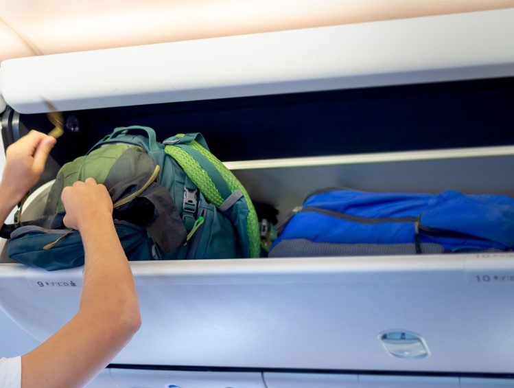 Man sparks debate by criticizing usage of overhead bins on plane 4