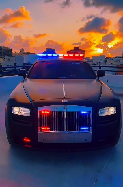 Miami Beach Police Department recruits employees with $250,000 Rolls-Royce patrol car 6