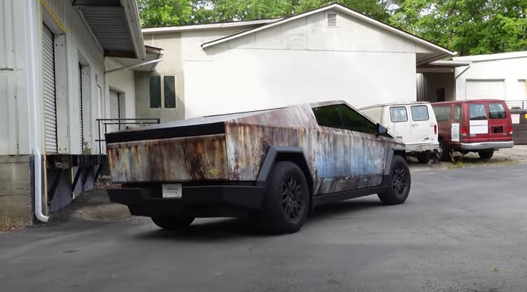 The rust wrap fits the Cybertruck's futuristic style, inspired by cyberpunk themes from 80s sci-fi. Image Credits: WhipAddict