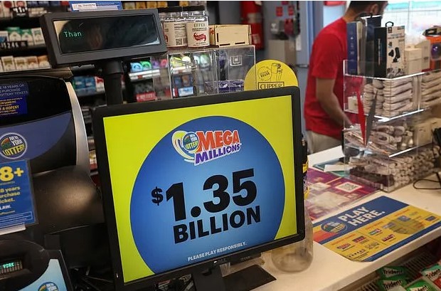 Lottery winner was accused by family of lying about sharing $1 billion in windfall 4