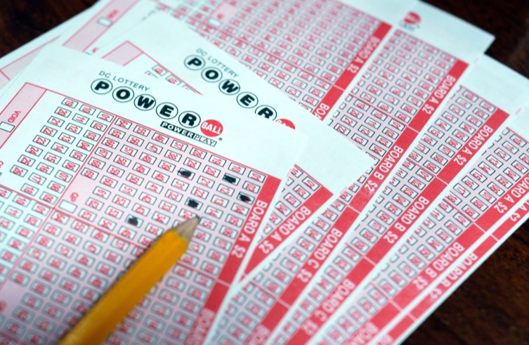 Lottery winner was accused by family of lying about sharing $1 billion in windfall 7