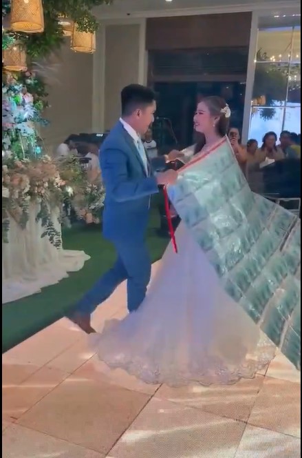 Groom drapes crash sheet with $17,000 over bride's shoulder at wedding  4