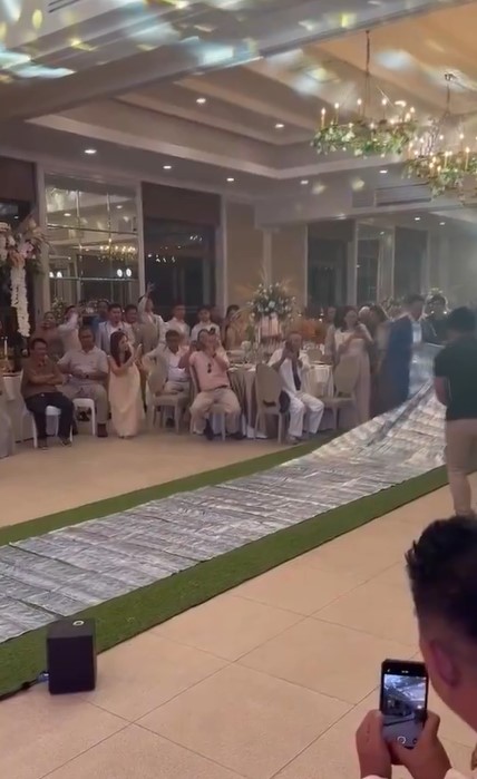 Groom drapes crash sheet with $17,000 over bride's shoulder at wedding  2