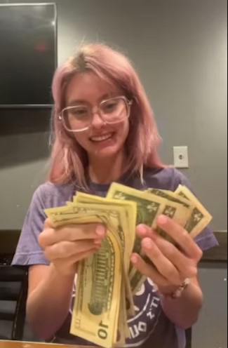 Waitress reveals make more than $600 on tips in one day and Internet didvided 4