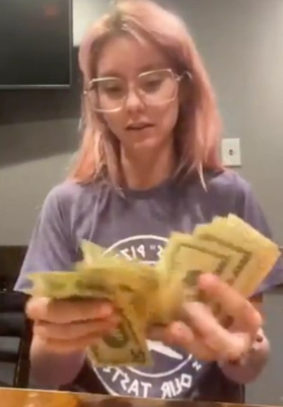 Waitress reveals make more than $600 on tips in one day and Internet didvided 7