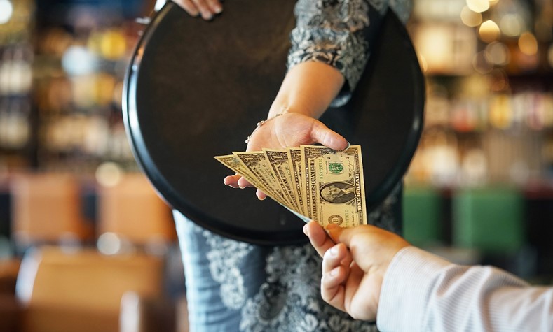 Waitress reveals make more than $600 on tips in one day and Internet didvided 1