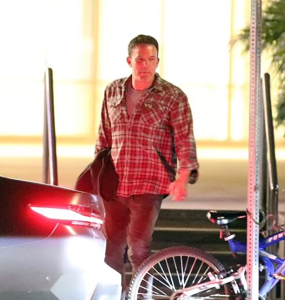 Ben Affleck spotted alone amid rumors of Jennifer Lopez split 4