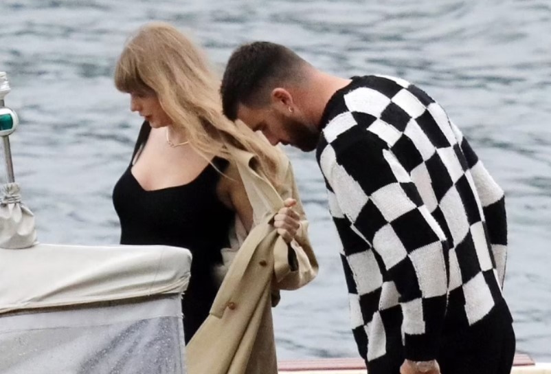 Taylor Swift fans stunned by sight of love bites on her neck at recent concert 6