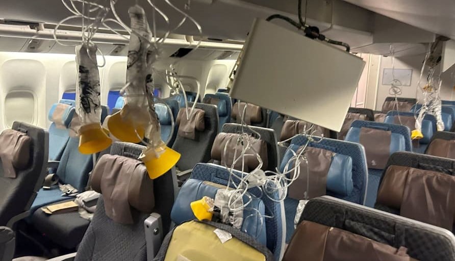 Passenger shared a harrowing experience onboard Singapore Airlines encountering severe turbulence 1