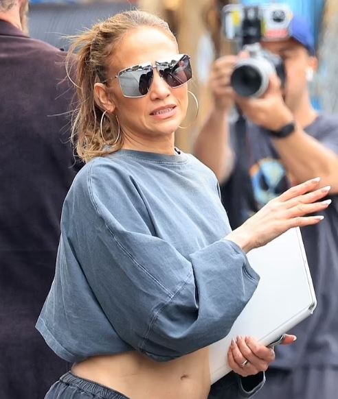 Jennifer Lopez addresses Ben Affleck's divorce rumors in latest Netflix Film press conference 1