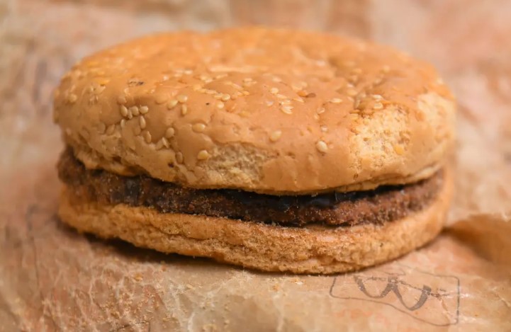 Man leaves viewers stunned after showing what McDonald’s burger looked like after being kept since 1995 5