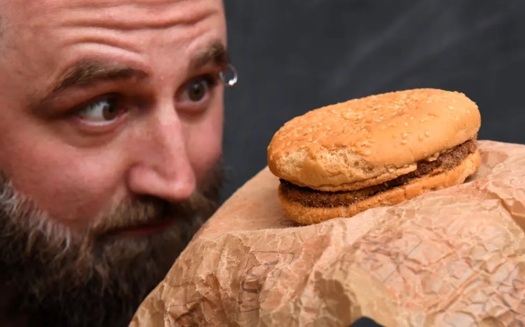 Man leaves viewers stunned after showing what McDonald’s burger looked like after being kept since 1995 4