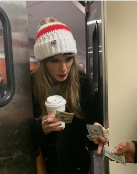Taylor Swift sparks debate after tipping $100 for Bills Stadium employee 6