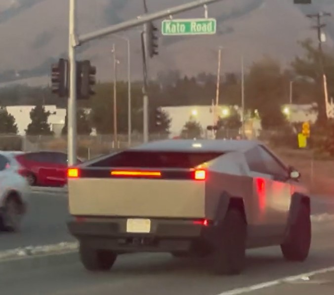Tesla owner baffled after realizing Cybertruck’s brake lights in action don't make sense 4