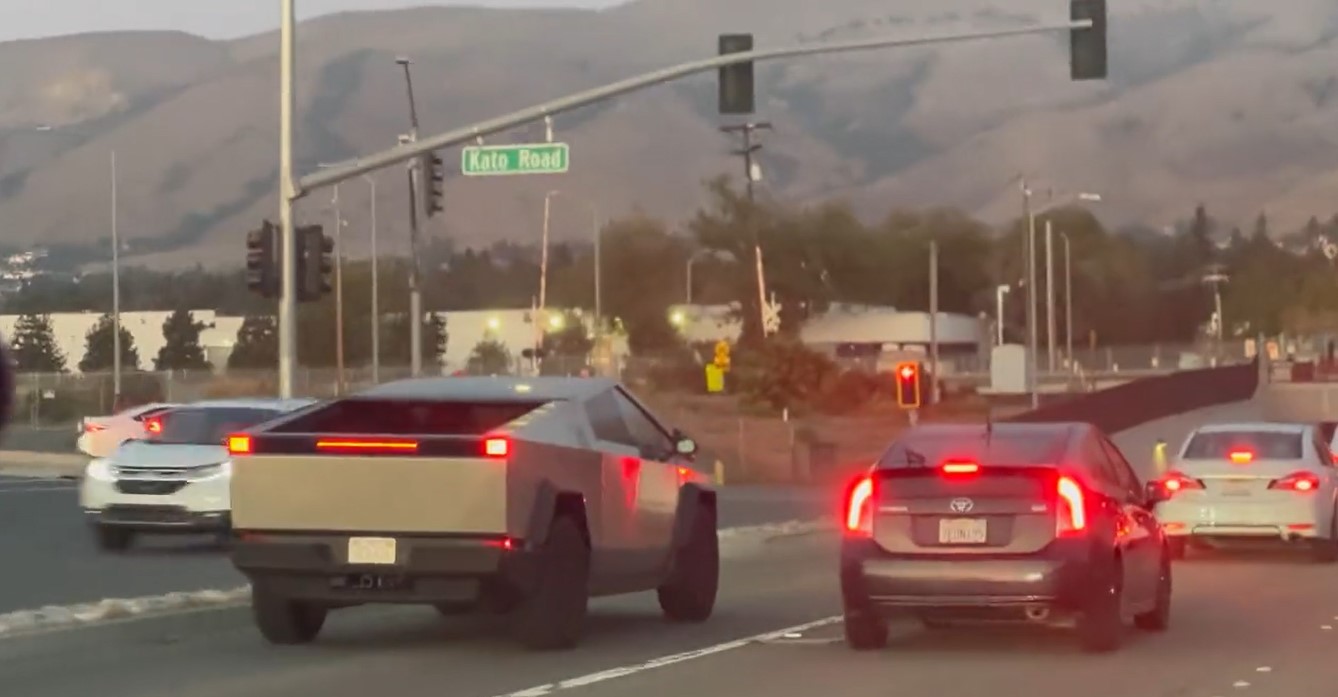Tesla owner baffled after realizing Cybertruck’s brake lights in action don't make sense 2