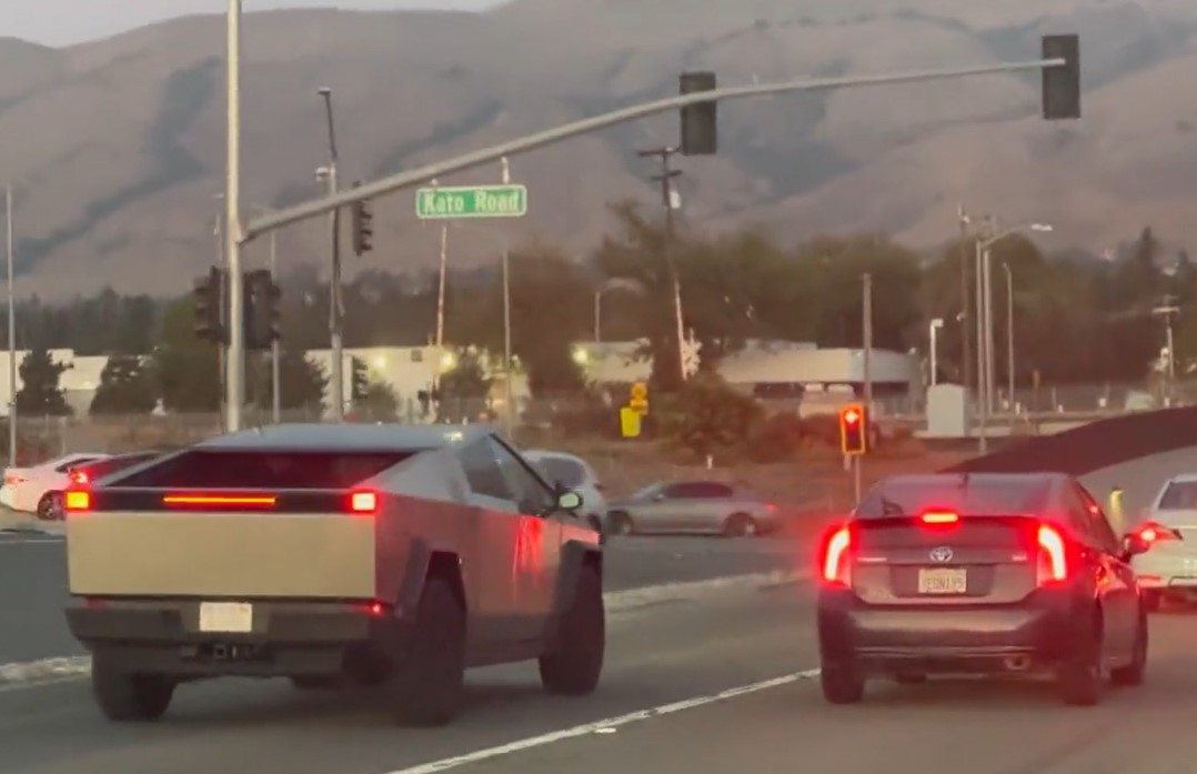 Tesla owner baffled after realizing Cybertruck’s brake lights in action don't make sense 1