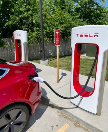 Tesla owners place wet towels on supercharger handles to boost charge speeds 4