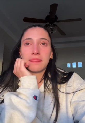 Woman breaks down in tears after blasting New York dating: 'It f***ing sucks' 4