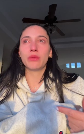 Woman breaks down in tears after blasting New York dating: 'It f***ing sucks' 1