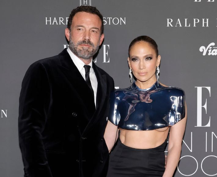 Ben Affleck and Jennifer Lopez spotted sharing an awkward kiss during latest outing amid divorce speculations 8