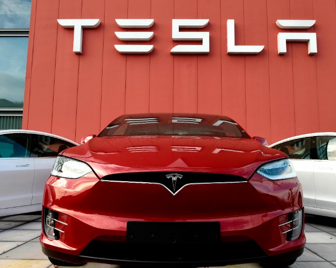 Tesla owner reveals an unexpected problem he faces when driving 7