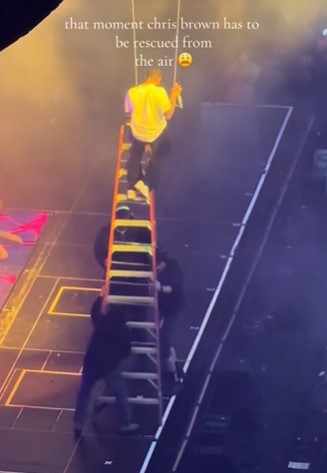 In a viral TikTok video, Chris Brown was seen angrily confronting stage staff after a wire malfunction. Image Credits: @terriem89/Tiktok