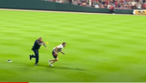 A streaker disrupted a Cincinnati Reds vs. Cleveland Guardians baseball game. Image Credits: Twitter